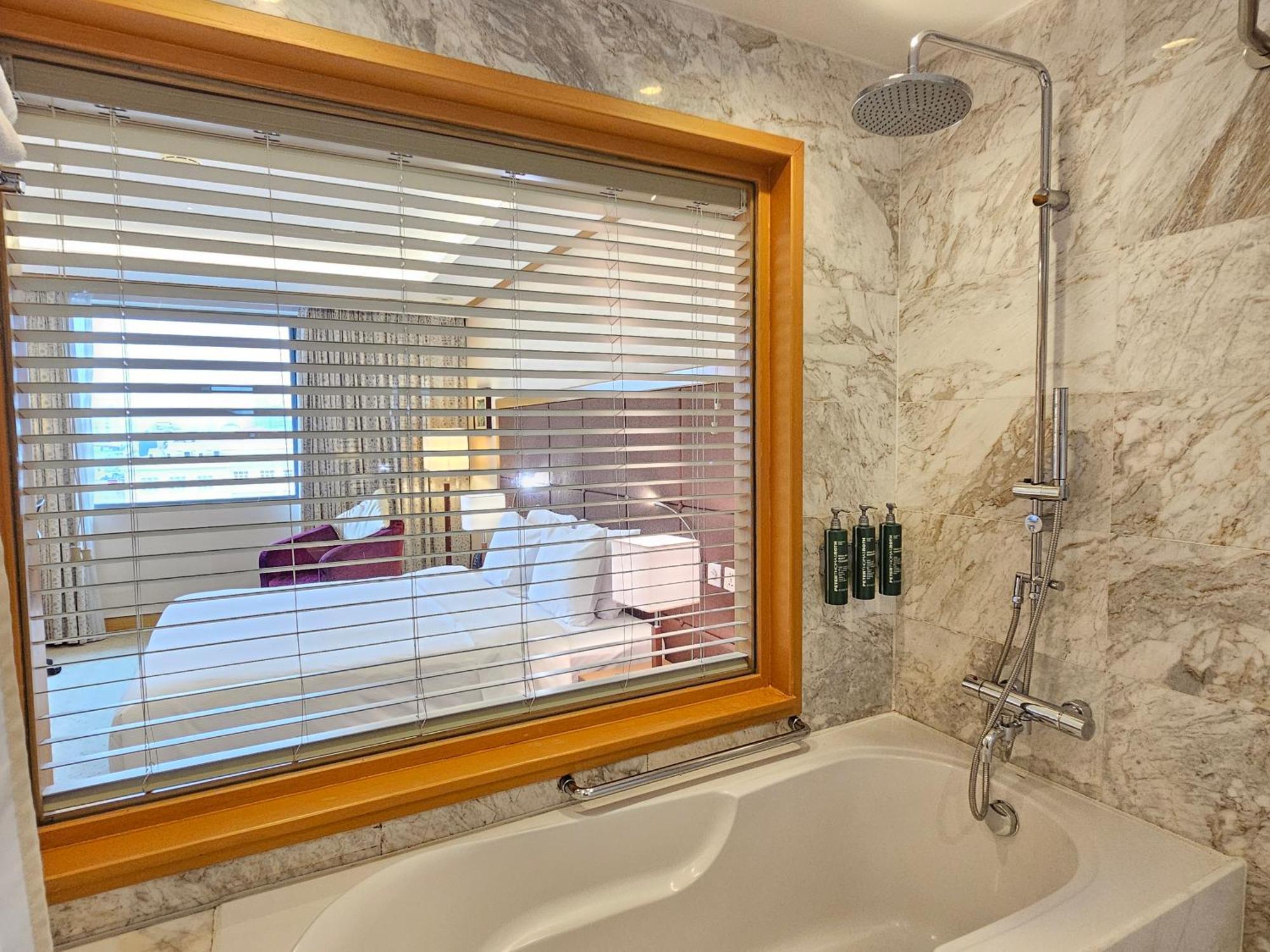 Hilton Garden Inn Ханой Екстериор снимка
